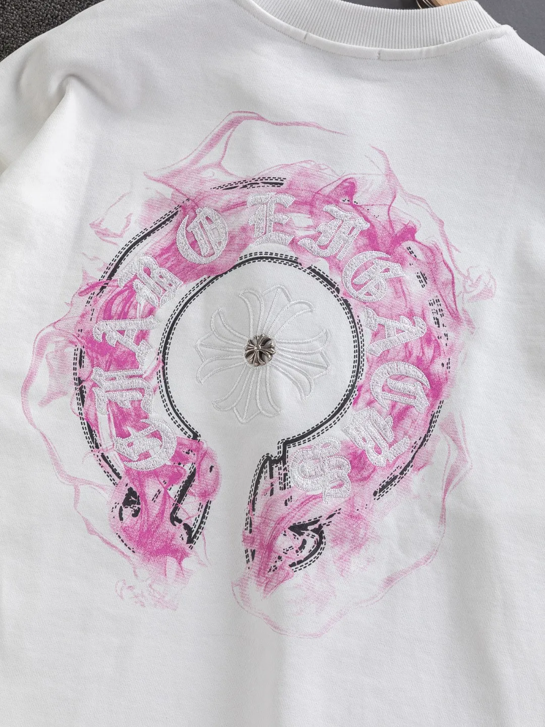 P240 Chrome Hearts CH Cross 25SS Autumn and Winter Sweatshirt Early Autumn Classic Colorful hand-painted horseshoe Sanskrit cross on the chest 🪡 embroidery Large logo on the back hand-painted horseshoe Sanskrit ✝️🪡 embroidery Round neck pullover sweatshirt, hot style coming, a style that both men and women like, same style for men and women, 100% chance of turning heads when you wear it when you go out! It’s all about being handsome. The designer’s classic sense is precisely grasped. The whole piece of clothing is heavy. Industrial washing process. Ready-made garments are dyed + sprayed for a horse effect. The double-wash process is very recognizable. It uses heavy washing to make it distressed. The edges of the patch are slightly rolled and naturally distressed. It has a three-dimensional sense of layering and a little damage. It is very visually lethal. It adheres to Kroxin's consistent rough style. The chest and back are large, and the horseshoe flower printed patch pattern is embroidered and decorated. It is also decorated with silver metal engraved distressed buttons. The classic elements full of brand recognition instantly enhance the overall sense of grade and specification. Its texture is quite high-end! The overall feeling is high-end, simple and elegant, with silver hardware accessories, a full set of customized accessories, and the pattern of the entire dress is all decorated with patchwork three-dimensional embroidery technology, which is the finishing touch of the entire dress. The design on the back is even more eye-catching! ! This full back is so cool, it’s full of design, and the overall upper body style highlights fashion and individuality. Wearing it together as a couple is even more popular on the street. I recommend the early autumn sweatshirt! ! The fabric is a unique 440g 100% cotton, which is skin-friendly, breathable, warm to the touch, firm in texture, and smooth in lines. It can be called a back killer, which has very strict requirements on craftsmanship and cost. The smooth neckline, flat cuffs and hems are large and tightly stitched, tight and orderly, and the details are perfect. The consistent OS version can be worn alone or layered. It is very casual, but very iconic! It is simply the flagship of high-end trendy brands and must be included in your wardrobe. It has the American fashion spirit of freedom and individuality, and is highly recognizable and stylized! Color: Black White Size: S-XL Size chart: S: Shoulder width 51-Bust 56-Length 69 M: Shoulder width 52.5-Bust 58-Length 71 L: Shoulder width 54-Bust 60-Length 73 XL: Shoulder width 55.5-Bust 62-Length 75